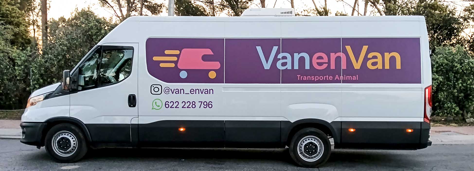 Furgoneta blanca con el rótulo del logo Vaenvan Transporte Animal.