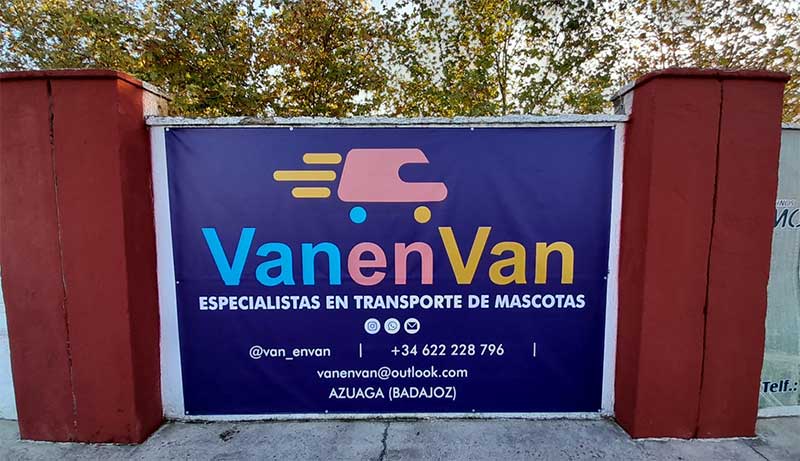 VanenVan patrocinio CD Azuaga Lona publicitaria de VanenVan Transporte de mascotas en un muro.