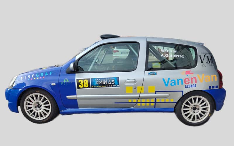 VanenVan patrocinio Rally Vehículo de Rally de color gris y azul con publicidad.