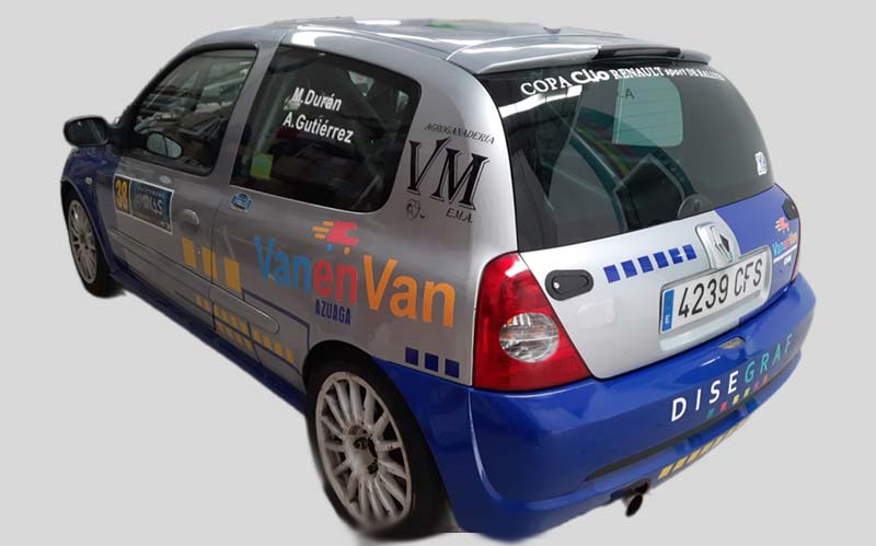 VanenVan patrocinio Rally Azuaga Automóvil pequeño de la marca RENAULT decorado con marcas de empresas.