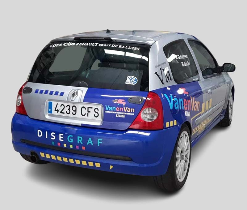 VanenVan patrocinio Rally Azuaga Parte trasera de un coche pequeño de la marca RENAULT.